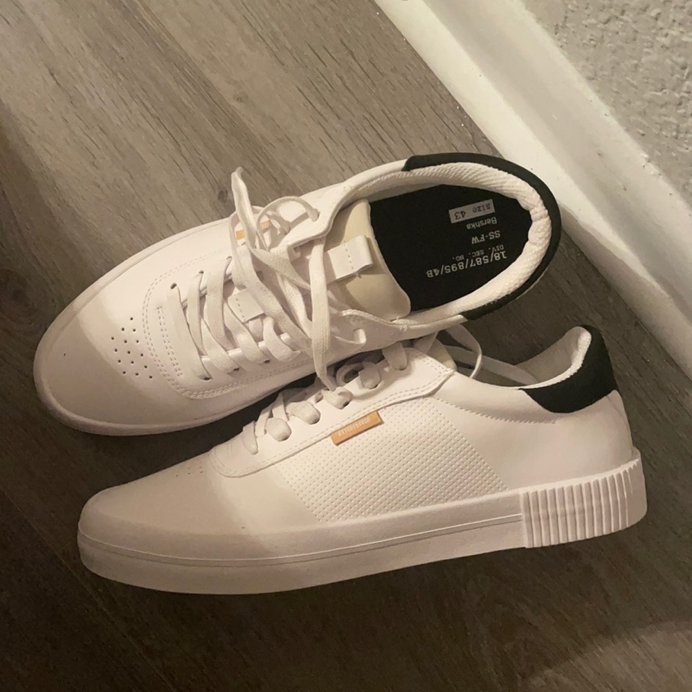 Bershka New Never Worn White Sneakers Size 10 / 43